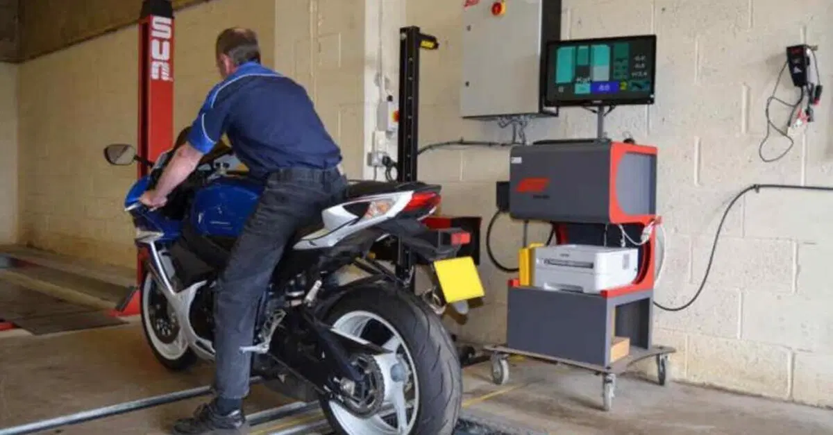 Moto "fantasma" per oltre due decenni: fermato senza revisione da 21 anni