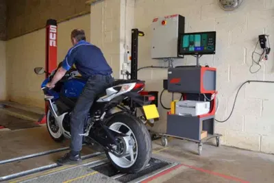 Moto "fantasma" per oltre due decenni: fermato senza revisione da 21 anni