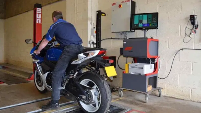 Moto "fantasma" per oltre due decenni: fermato senza revisione da 21 anni