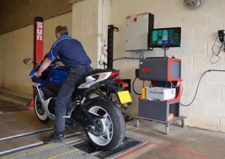 Moto fantasma per oltre due decenni: fermato senza revisione da 21 anni
