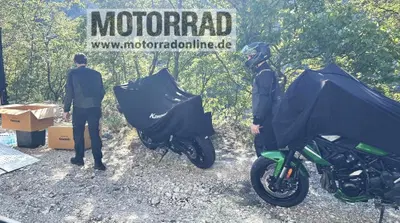 Scoop Kawasaki: beccata la nuova Versys 900 2027. Ecco le foto [GALLERY]