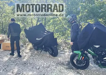Scoop Kawasaki: beccata la nuova Versys 900 2027. Ecco le foto [GALLERY]