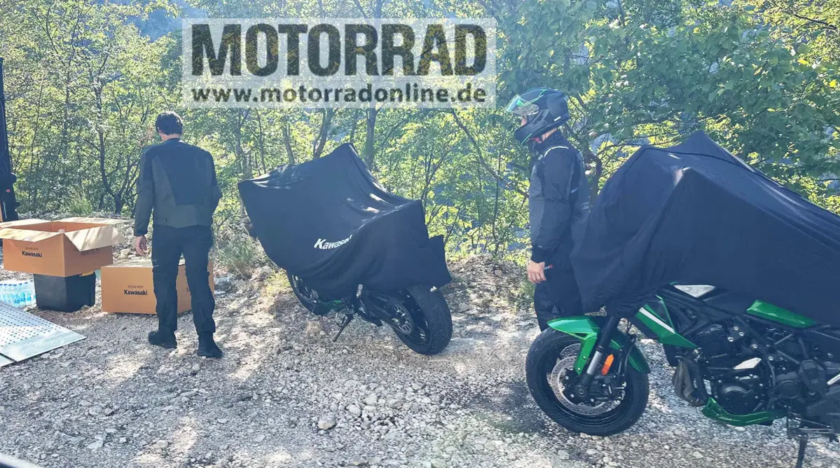 Scoop Kawasaki: beccata la nuova Versys 900 2027. Ecco le foto [GALLERY]