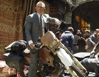 Inseguimenti cult, James Bond soffia a Tom Cruise lo scettro della miglior scena in moto