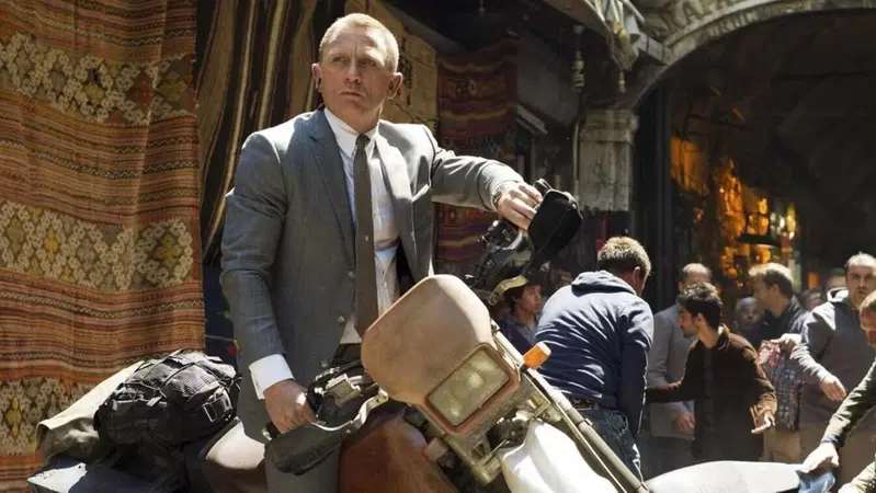 Inseguimenti cult, James Bond soffia a Tom Cruise lo scettro della miglior scena in moto