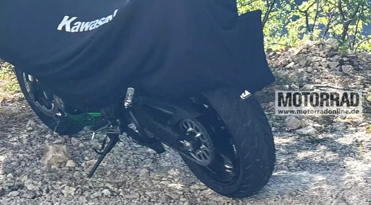 Scoop Kawasaki: beccata la nuova Versys 900 2027. Ecco le foto [GALLERY] (3)