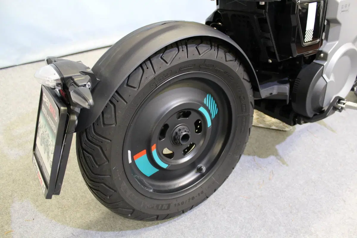 Bmw CE 02 (2024 - 26) (6)