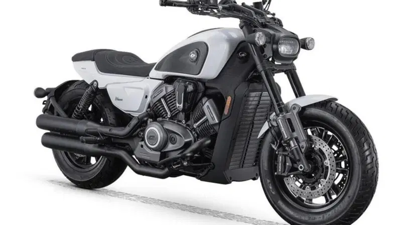  La cruiser QJMotor SRV600 V4 si rinnova, arriva il cambio automatico