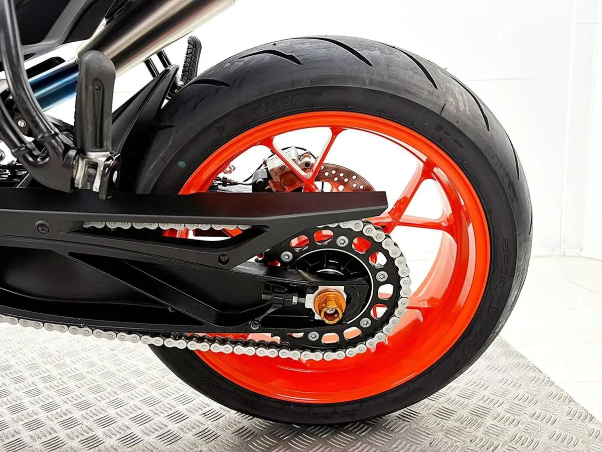 KTM 890 Duke R (2022 - 23) (18)