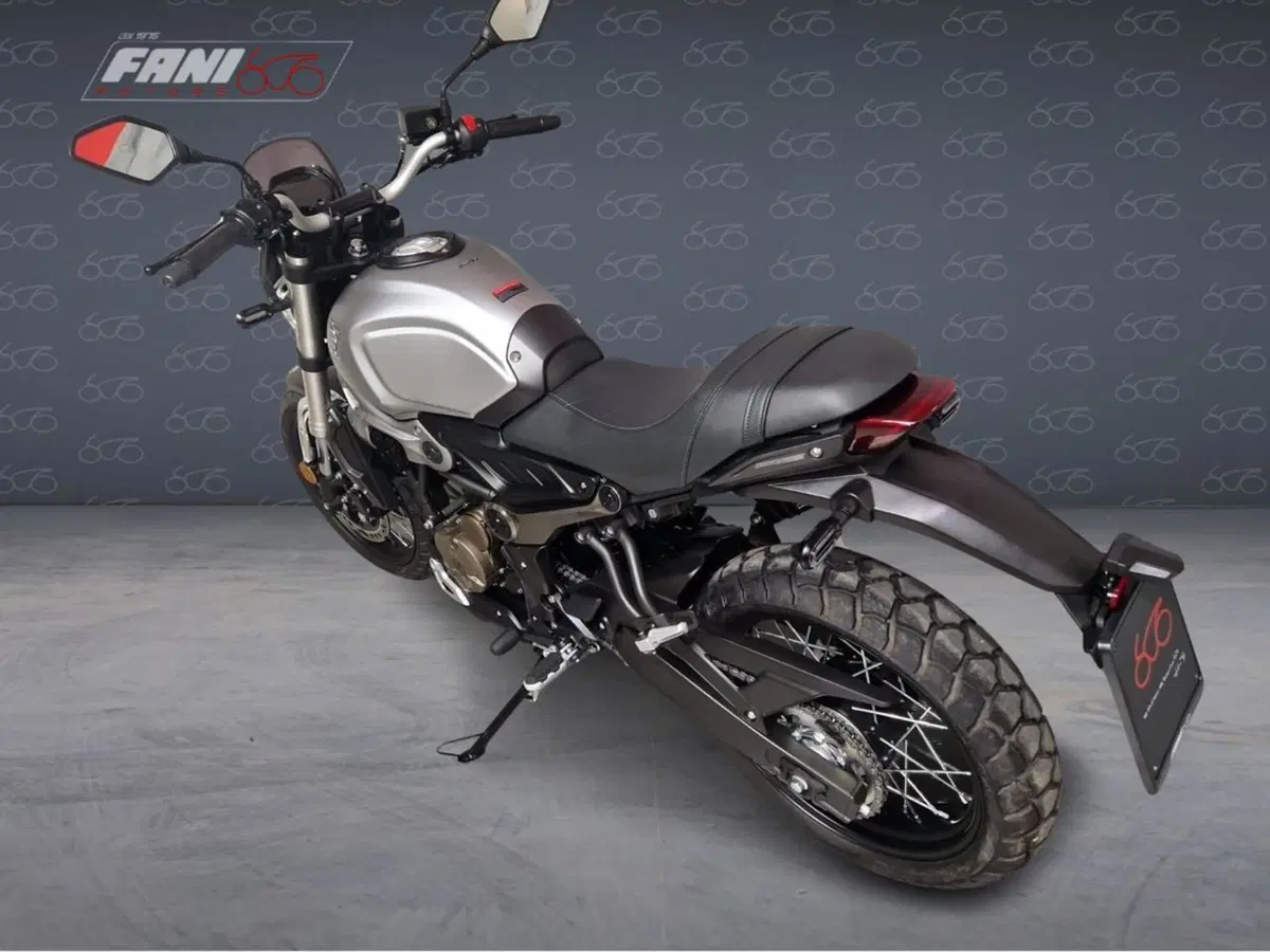 Voge Trofeo 300AC (2021 - 26) (4)