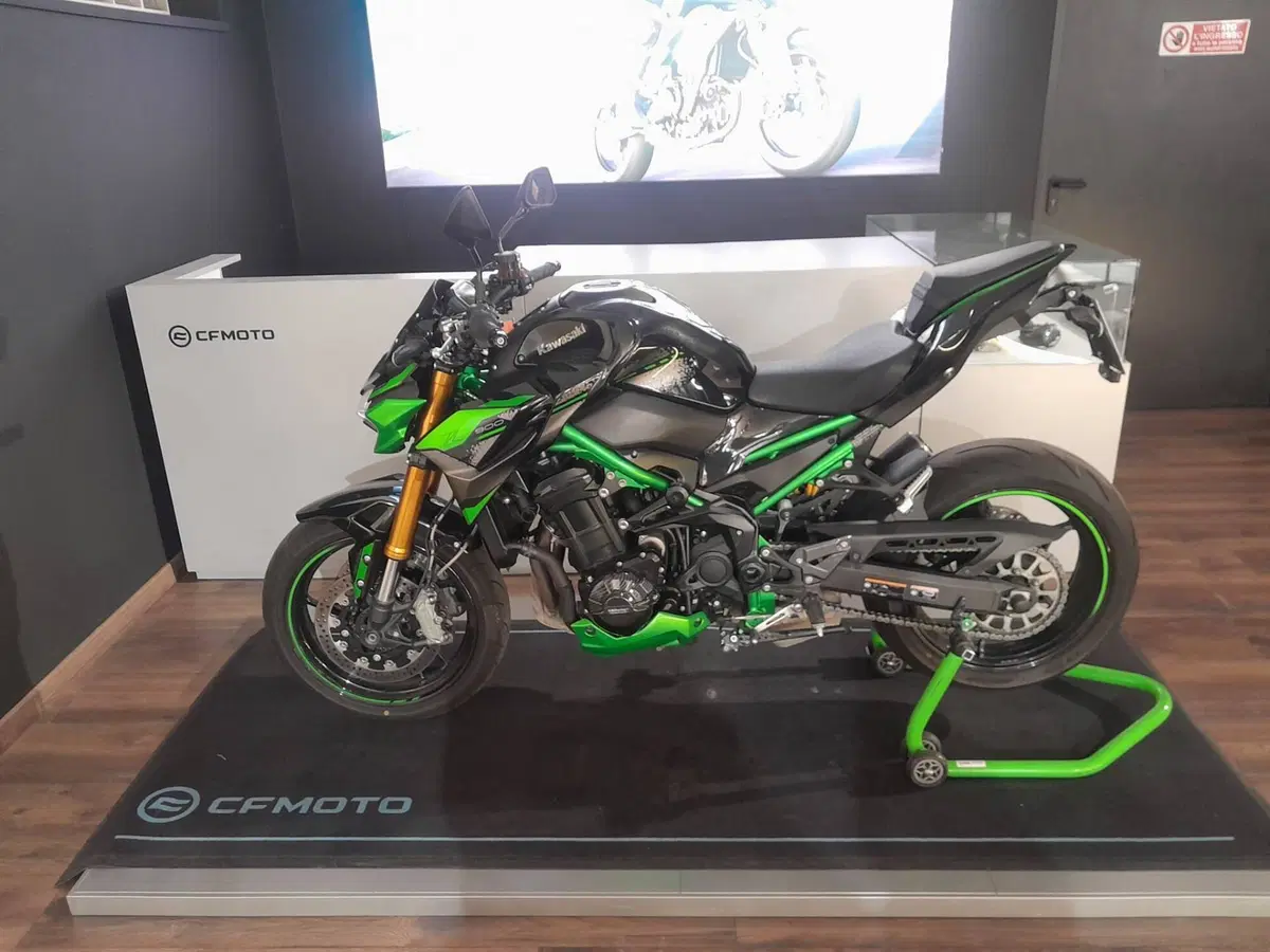 Kawasaki Z 900 SE (2022 - 24) (11)