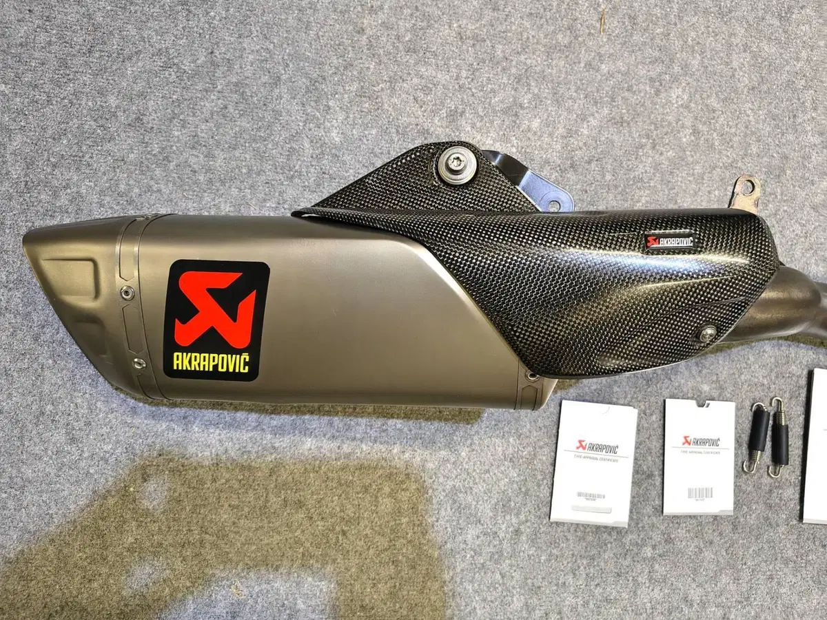 Scarico AKRAPOVIC Yamaha R1 17 - 24 Titanio (11)