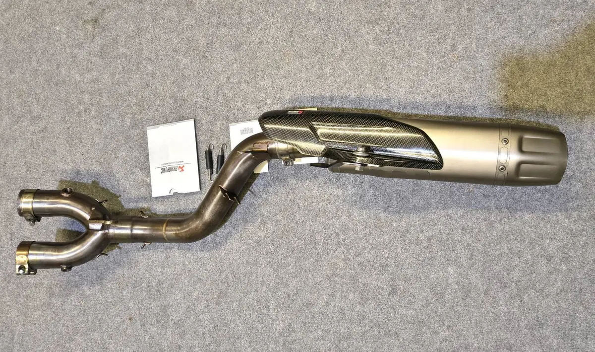 Scarico AKRAPOVIC Yamaha R1 17 - 24 Titanio (3)