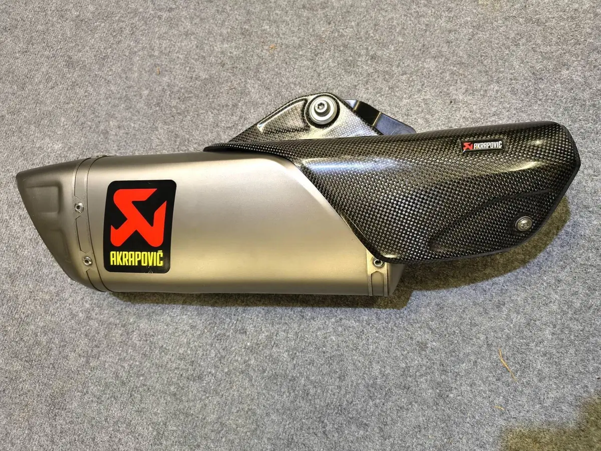 Scarico AKRAPOVIC Yamaha R1 17 - 24 Titanio (2)