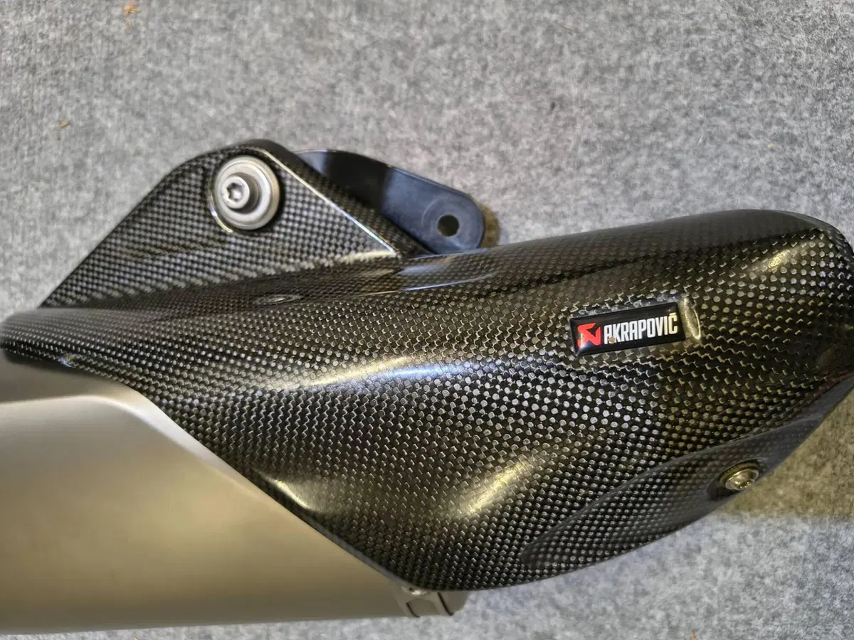 Scarico AKRAPOVIC Yamaha R1 17 - 24 Titanio (12)