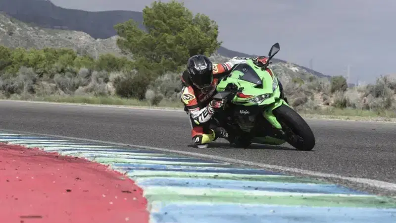 Kawasaki Ninja ZX-4R 2027: il grido del quattro cilindri apre alla patente A2