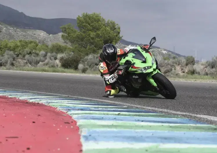 Kawasaki Ninja ZX-4R 2027: il grido del quattro cilindri apre alla patente A2