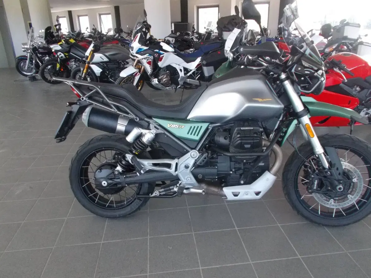 Moto Guzzi V85 TT Centenario (2021 - 22) (2)