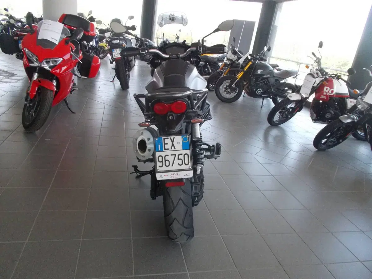 Moto Guzzi V85 TT Centenario (2021 - 22) (3)