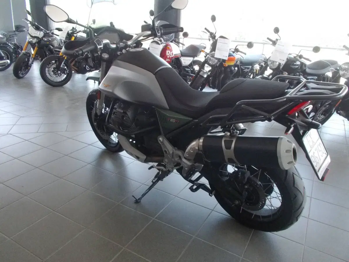 Moto Guzzi V85 TT Centenario (2021 - 22) (4)