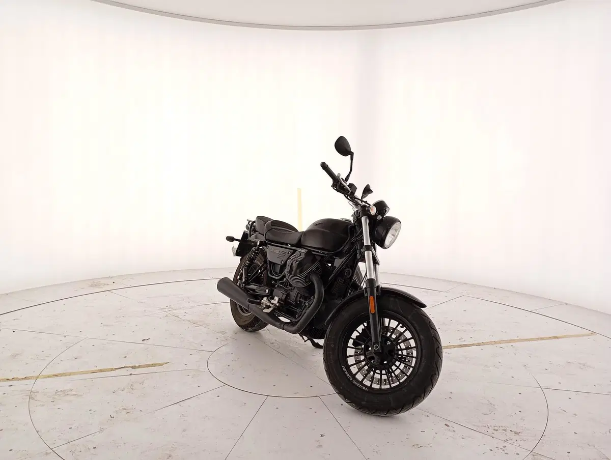 Moto Guzzi V9 Bobber (2021 - 25) (7)