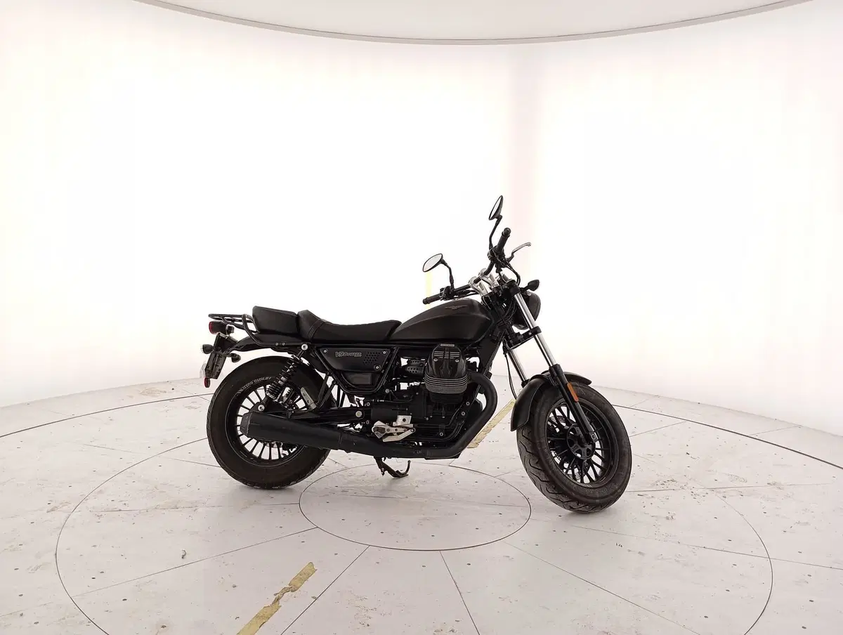 Moto Guzzi V9 Bobber (2021 - 25) (5)