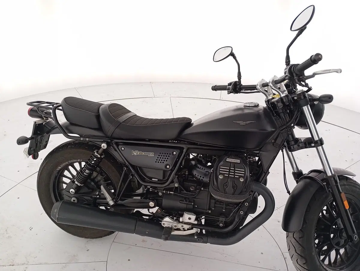 Moto Guzzi V9 Bobber (2021 - 25) (9)