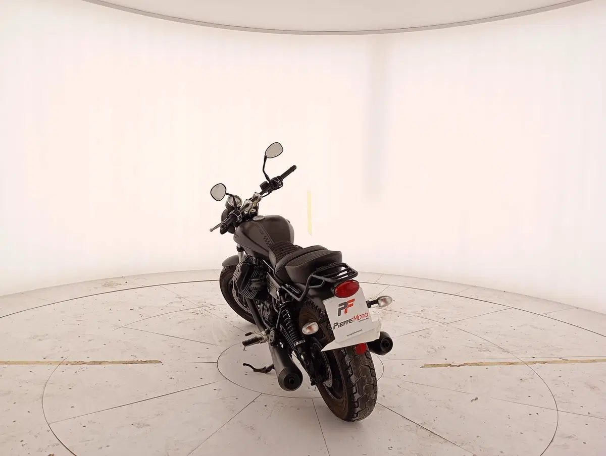 Moto Guzzi V9 Bobber (2021 - 25) (3)