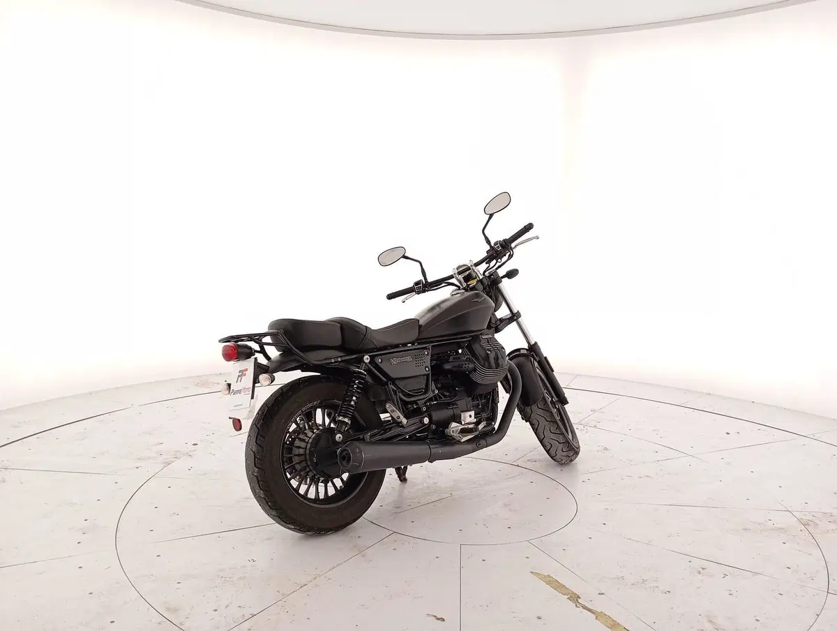 Moto Guzzi V9 Bobber (2021 - 25) (4)