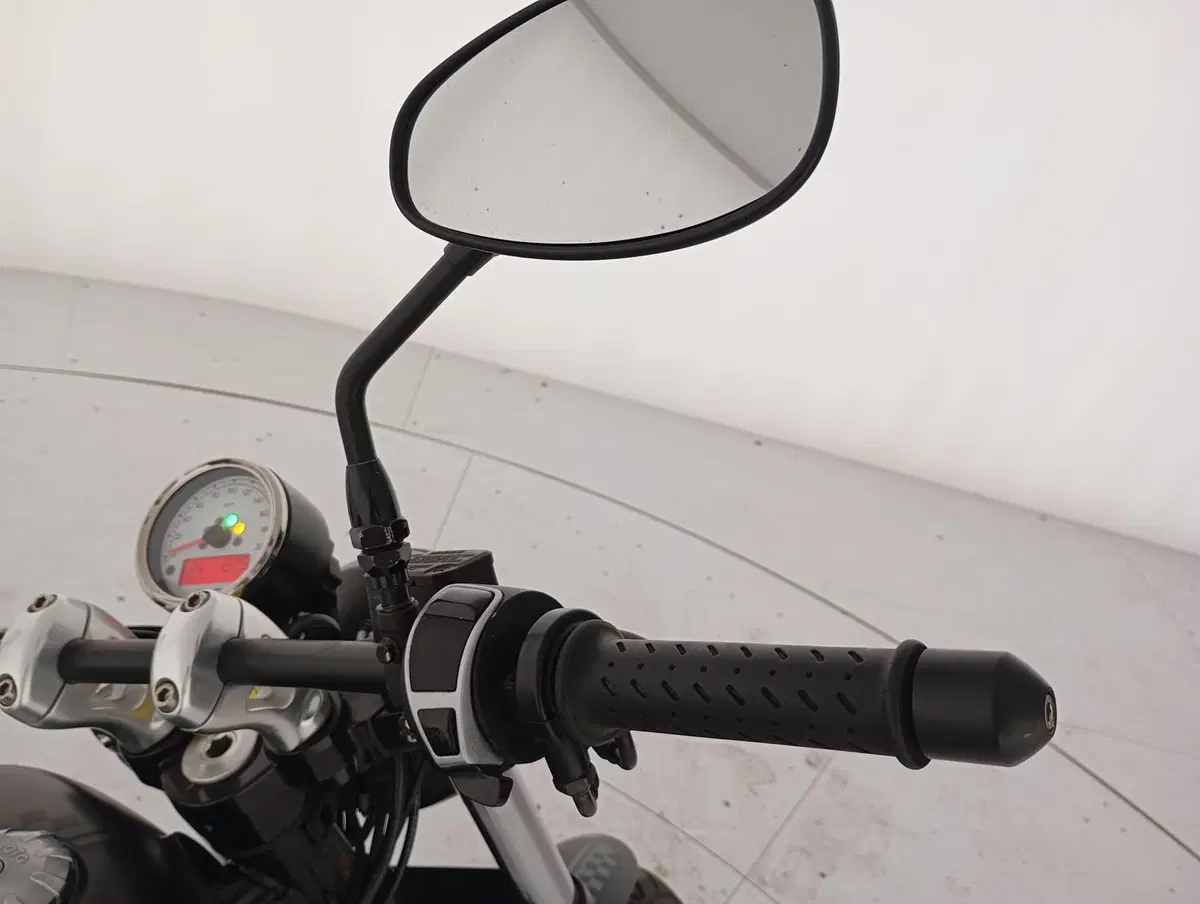 Moto Guzzi V9 Bobber (2021 - 25) (11)