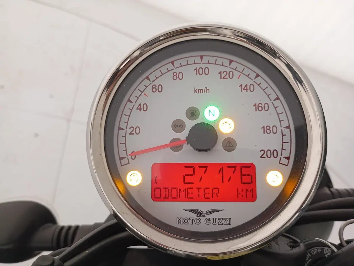 Moto Guzzi V9 Bobber (2021 - 25) (12)