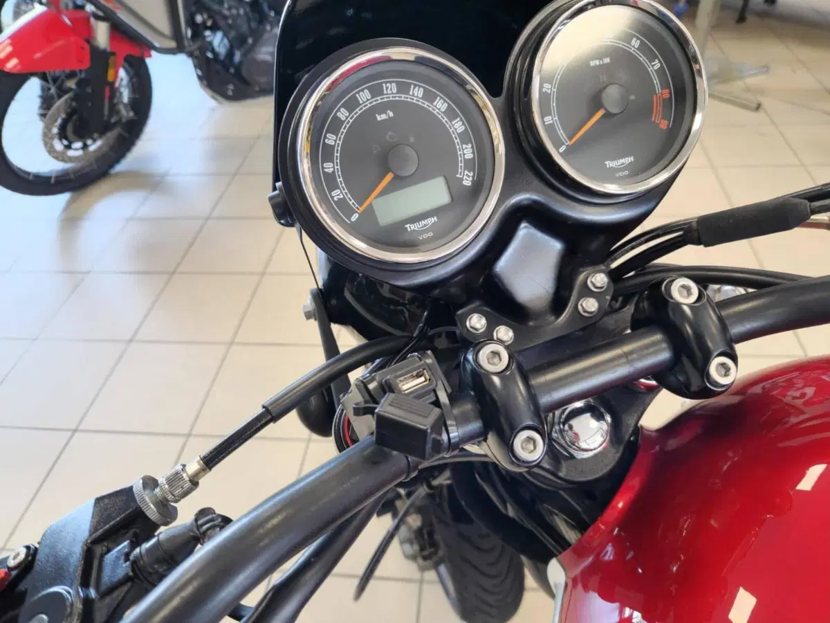 Triumph Bonneville T214 (2015) (7)