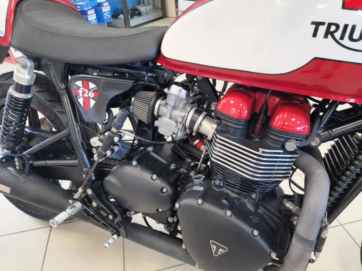 Triumph Bonneville T214 (2015) (12)