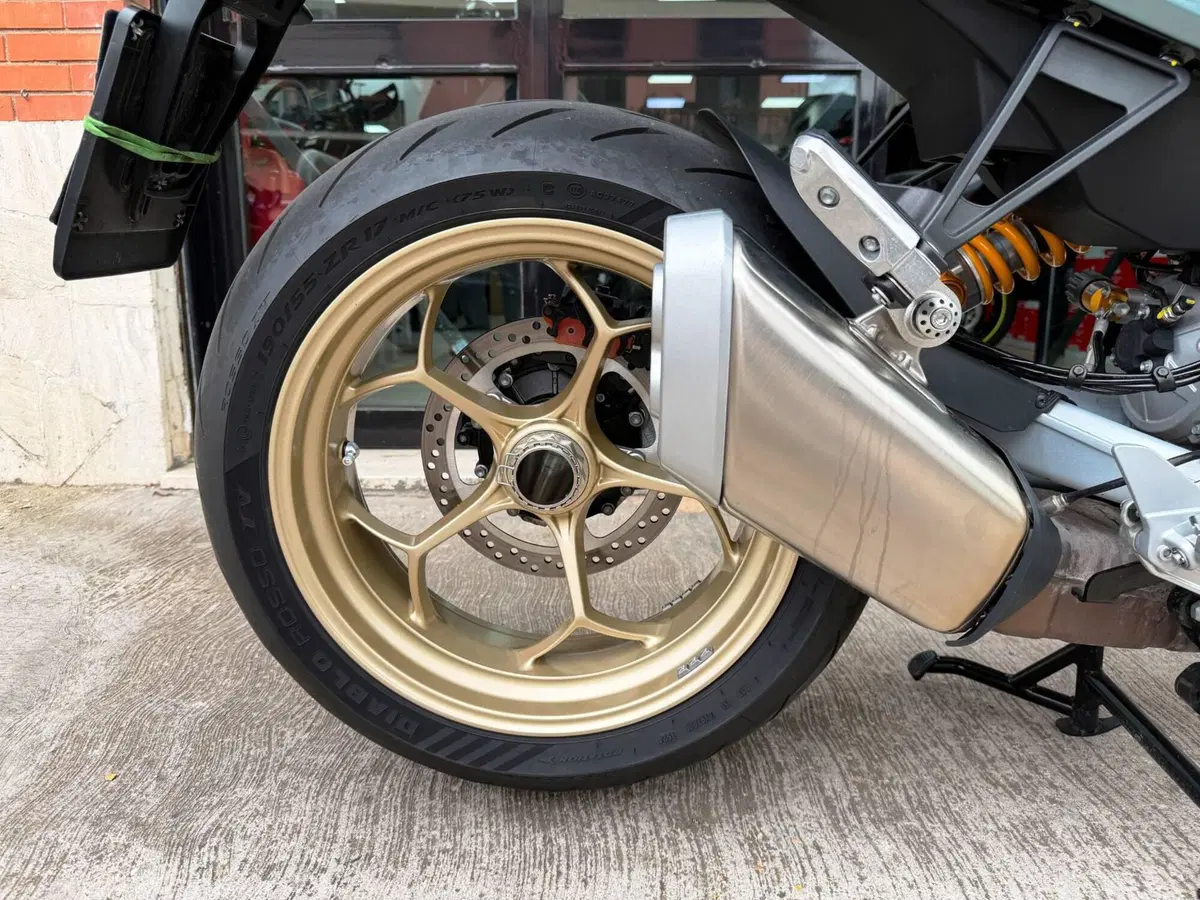 Moto Guzzi V100 Mandello S (2025 - 26) (12)