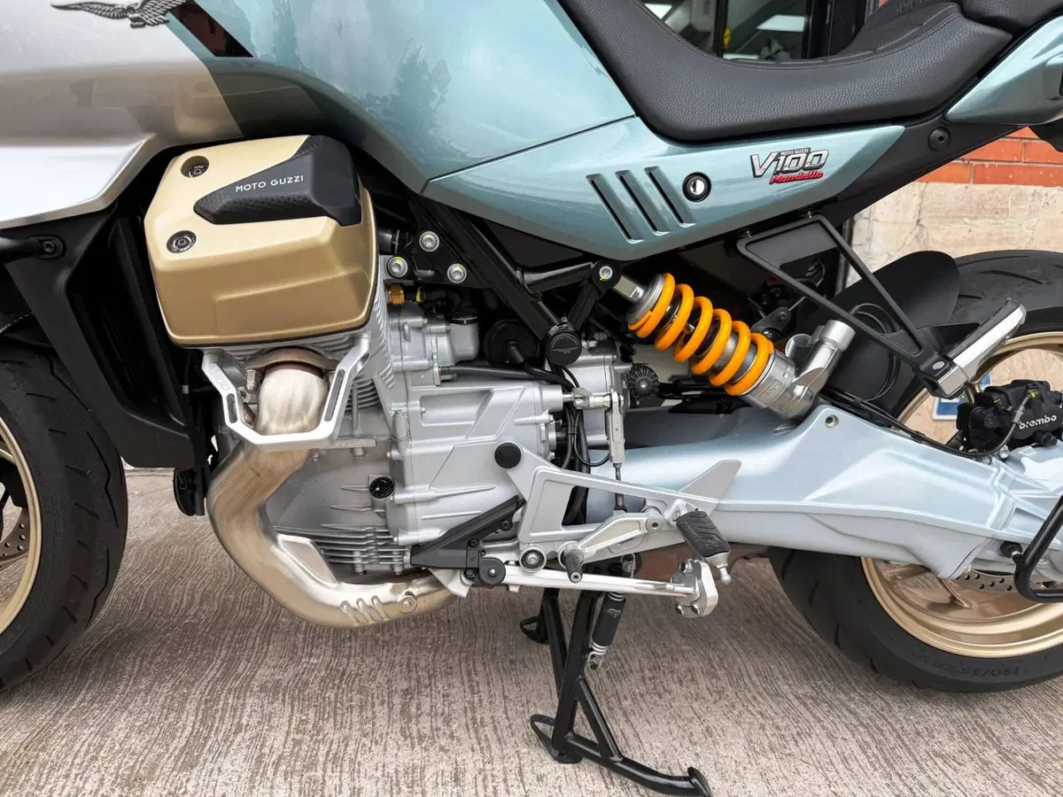 Moto Guzzi V100 Mandello S (2025 - 26) (16)