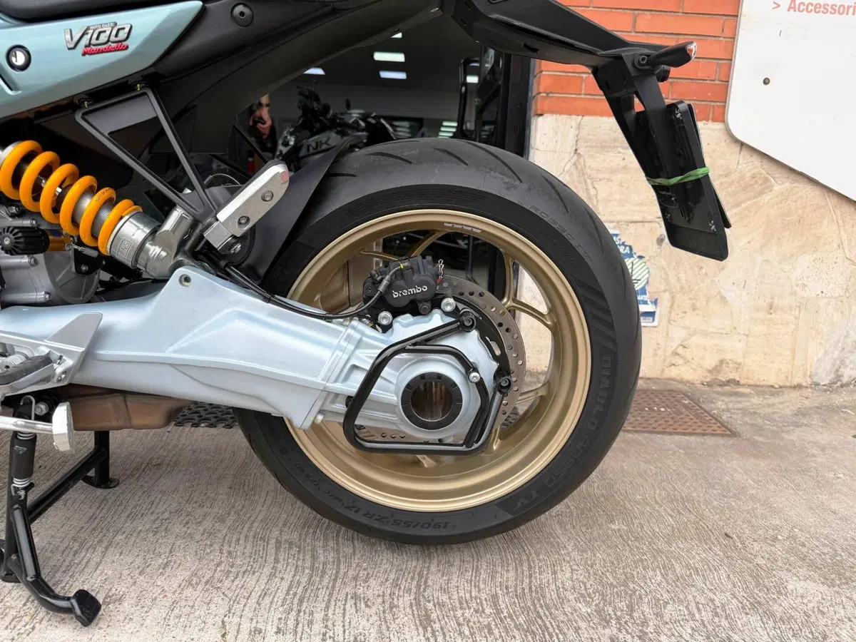 Moto Guzzi V100 Mandello S (2025 - 26) (17)
