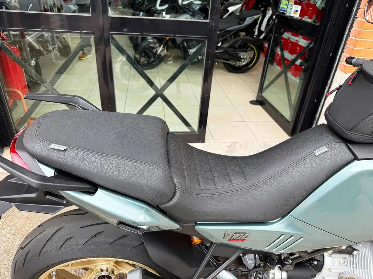 Moto Guzzi V100 Mandello S (2025 - 26) (18)