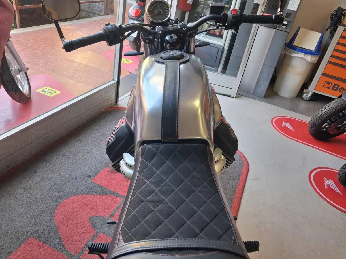 Moto Guzzi V7 III Stone S (2020) (2)