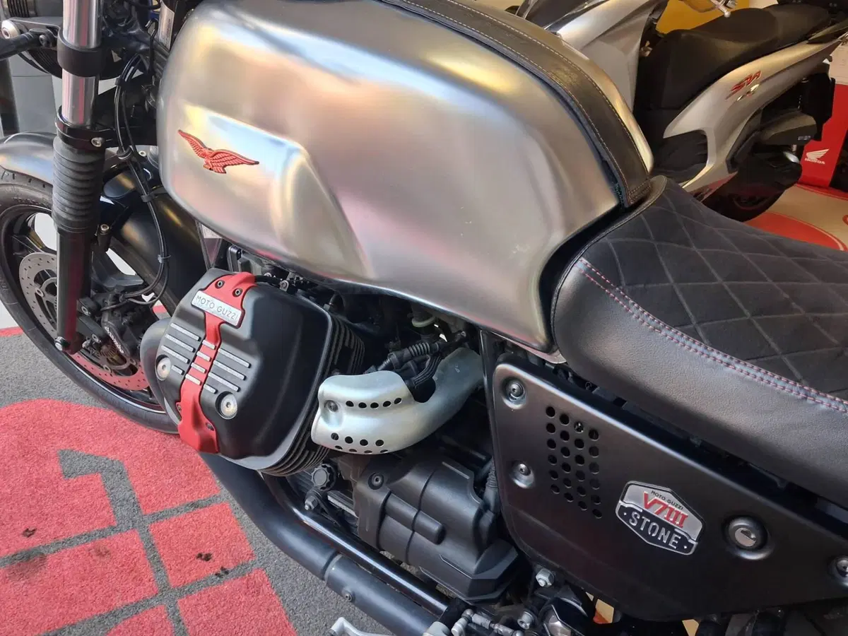 Moto Guzzi V7 III Stone S (2020) (3)