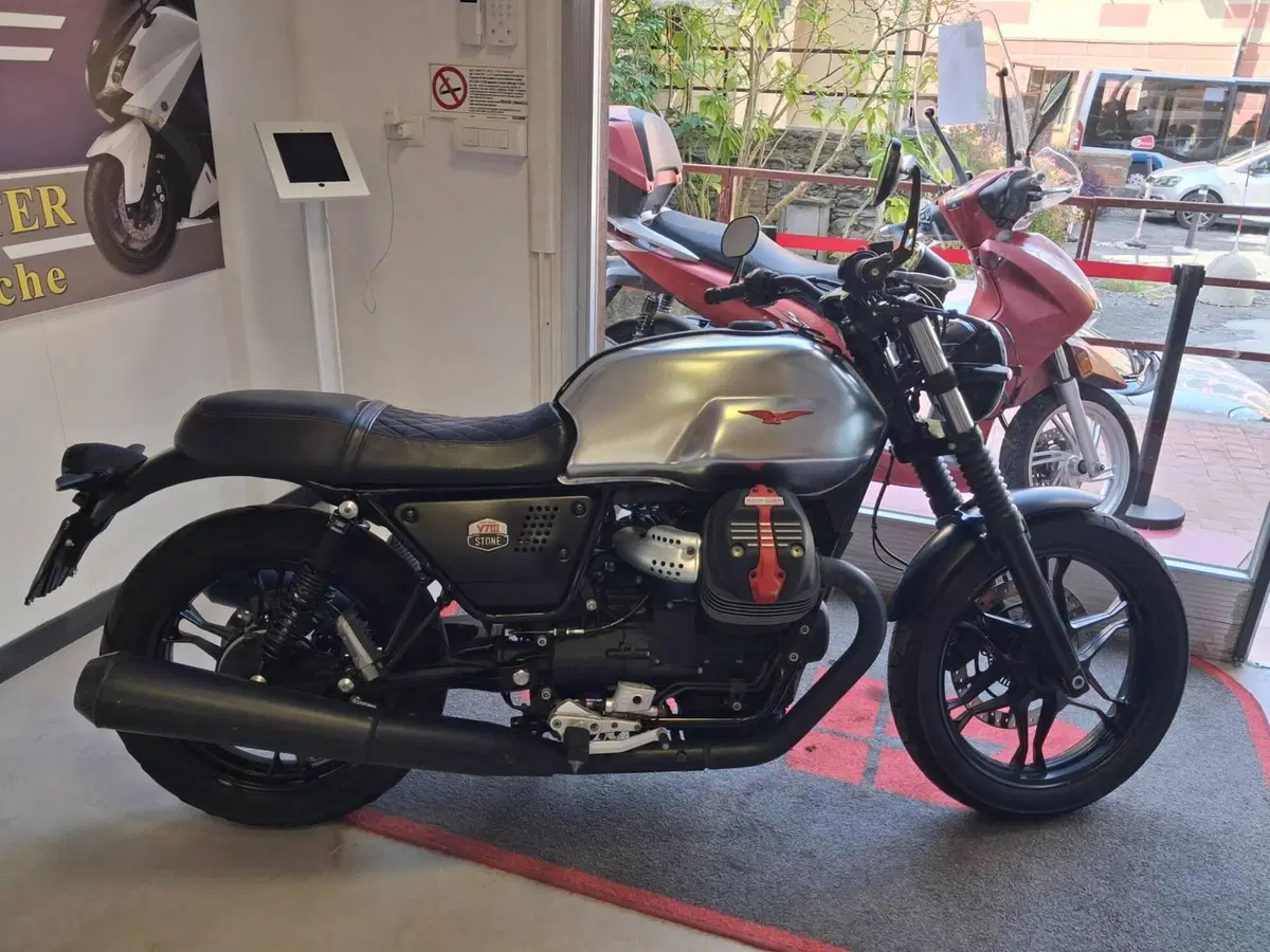 Moto Guzzi V7 III Stone S (2020)