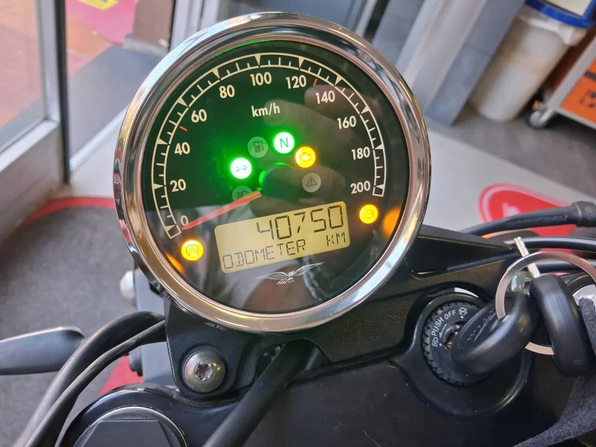 Moto Guzzi V7 III Stone S (2020) (7)