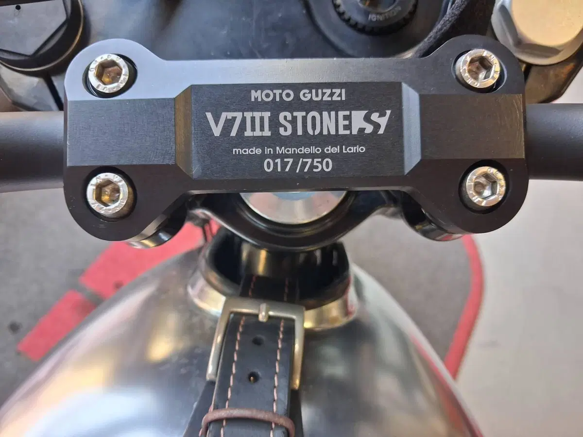 Moto Guzzi V7 III Stone S (2020) (8)