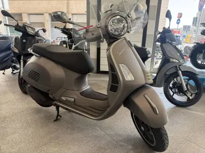 Vespa GTS 300 Super Tech (2023 - 24) usata