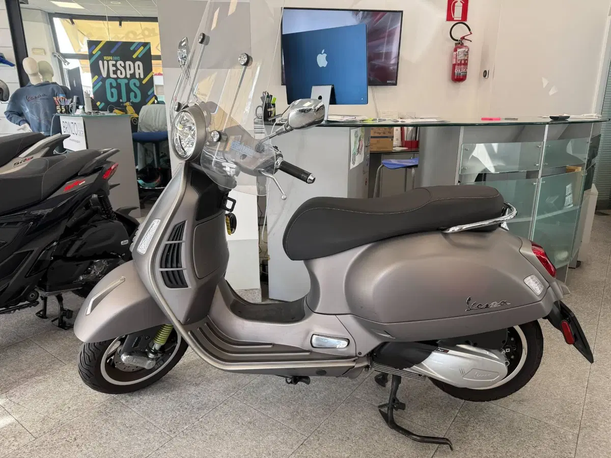 Vespa GTS 300 Super Tech (2023 - 24) (2)