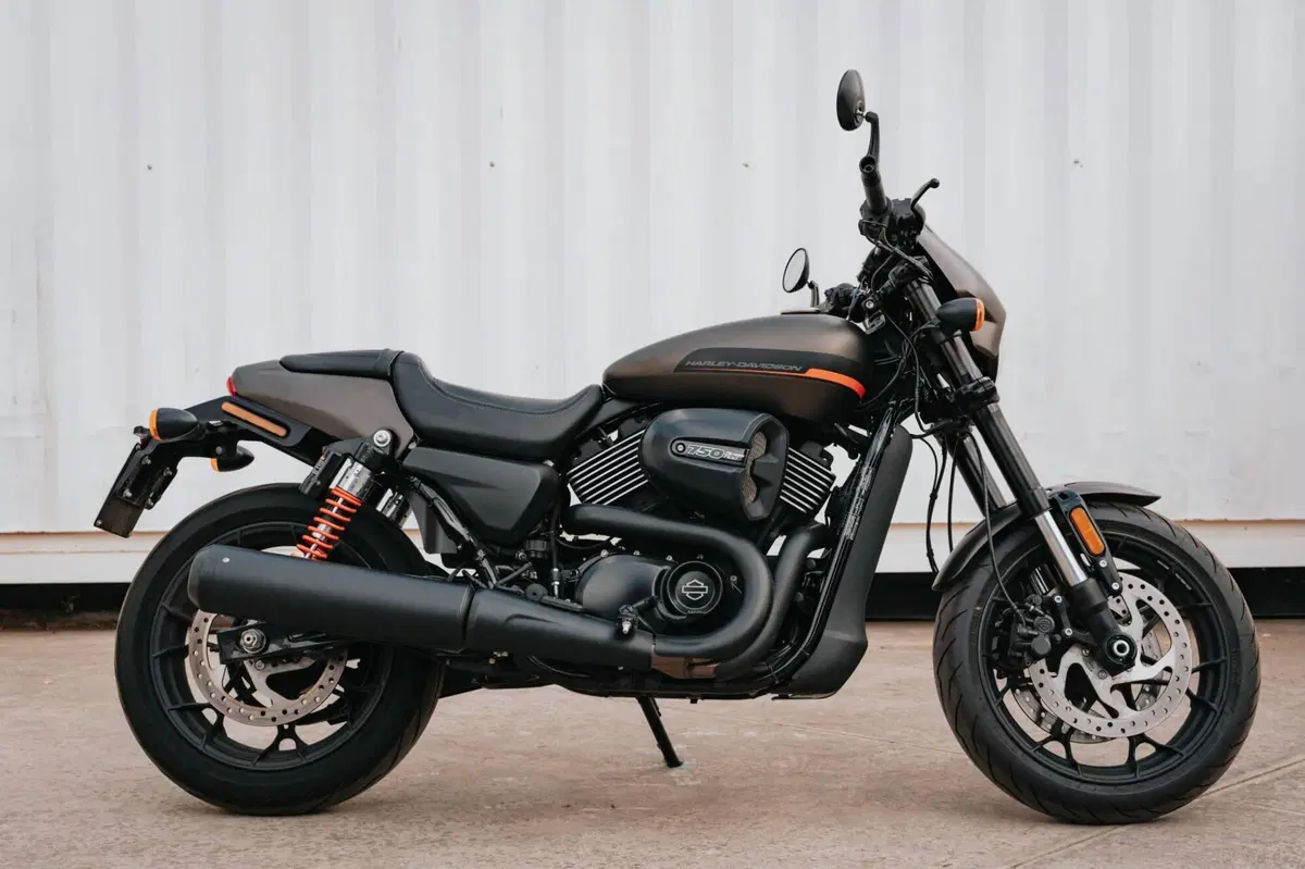 Harley-Davidson 883 Iron (2017 - 20) - XL 883N