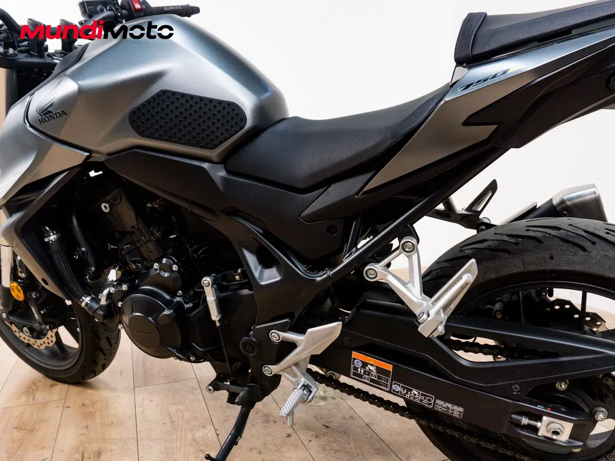 Honda CB 750 Hornet (2025) (10)