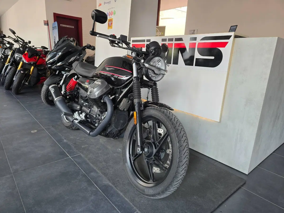 Moto Guzzi V7 Stone Special Edition (2022 - 25) (2)