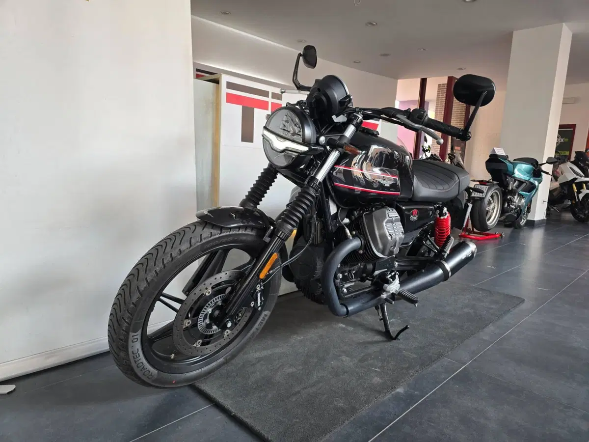Moto Guzzi V7 Stone Special Edition (2022 - 25) (4)