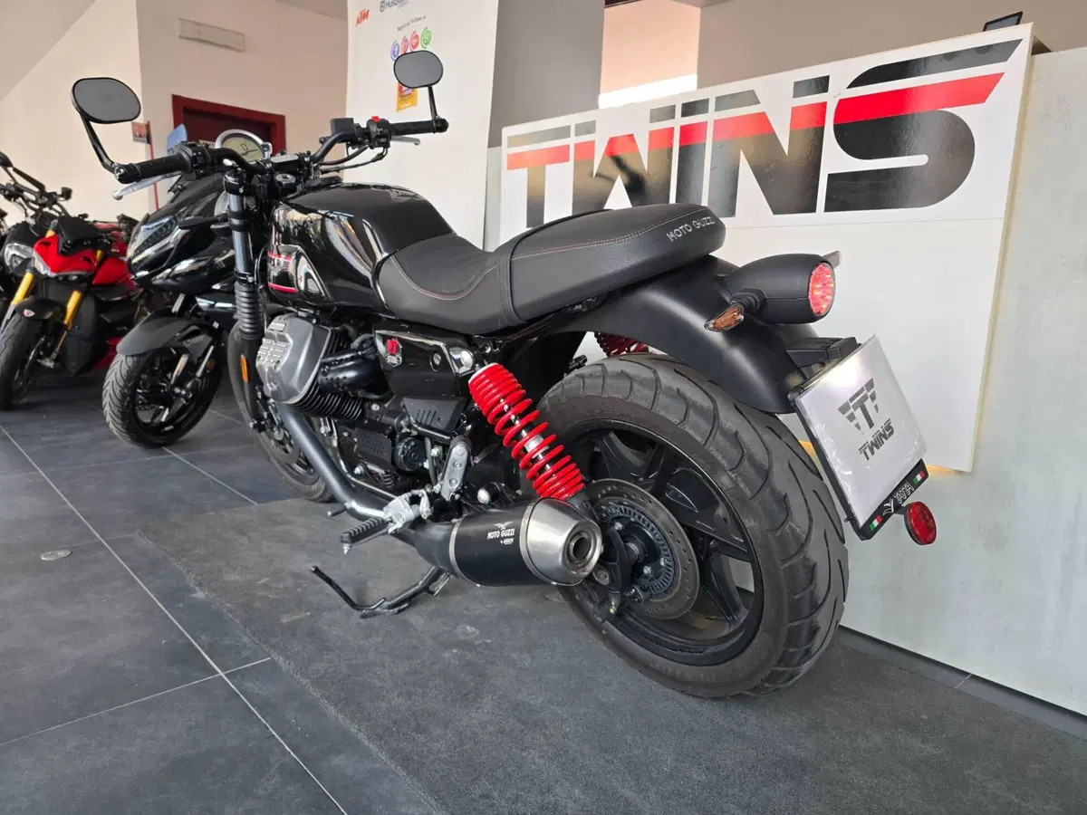 Moto Guzzi V7 Stone Special Edition (2022 - 25) (6)