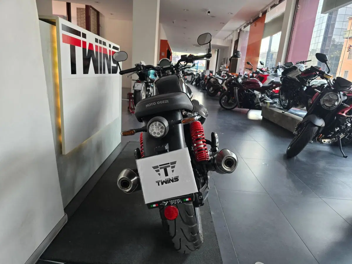 Moto Guzzi V7 Stone Special Edition (2022 - 25) (7)